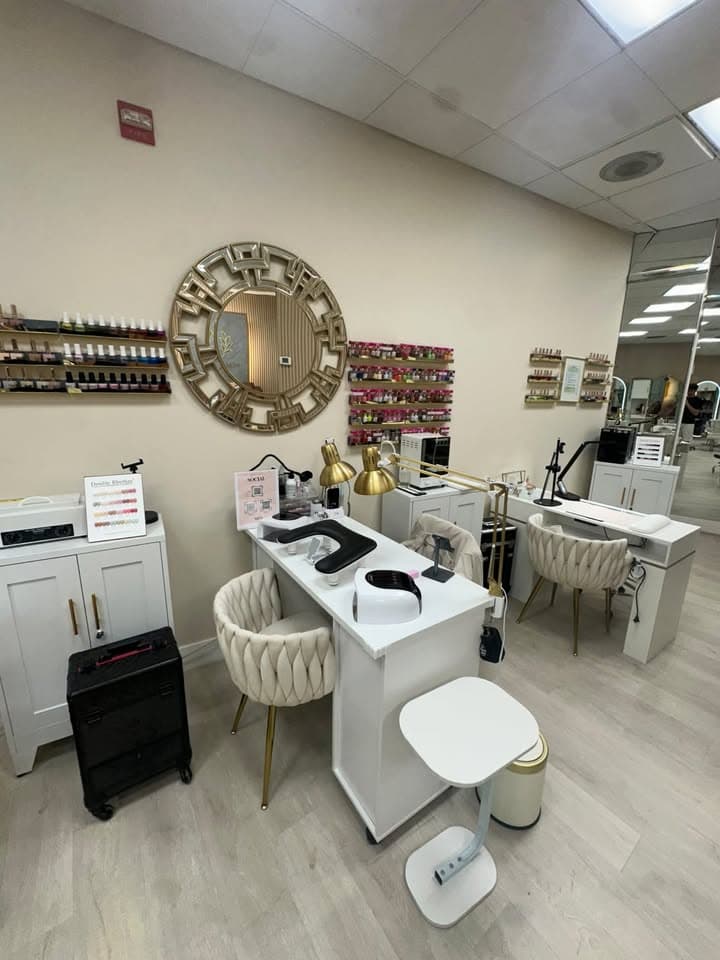 Salon Chair Rental on Collins Ave, Miami Beach – $600/Month 4