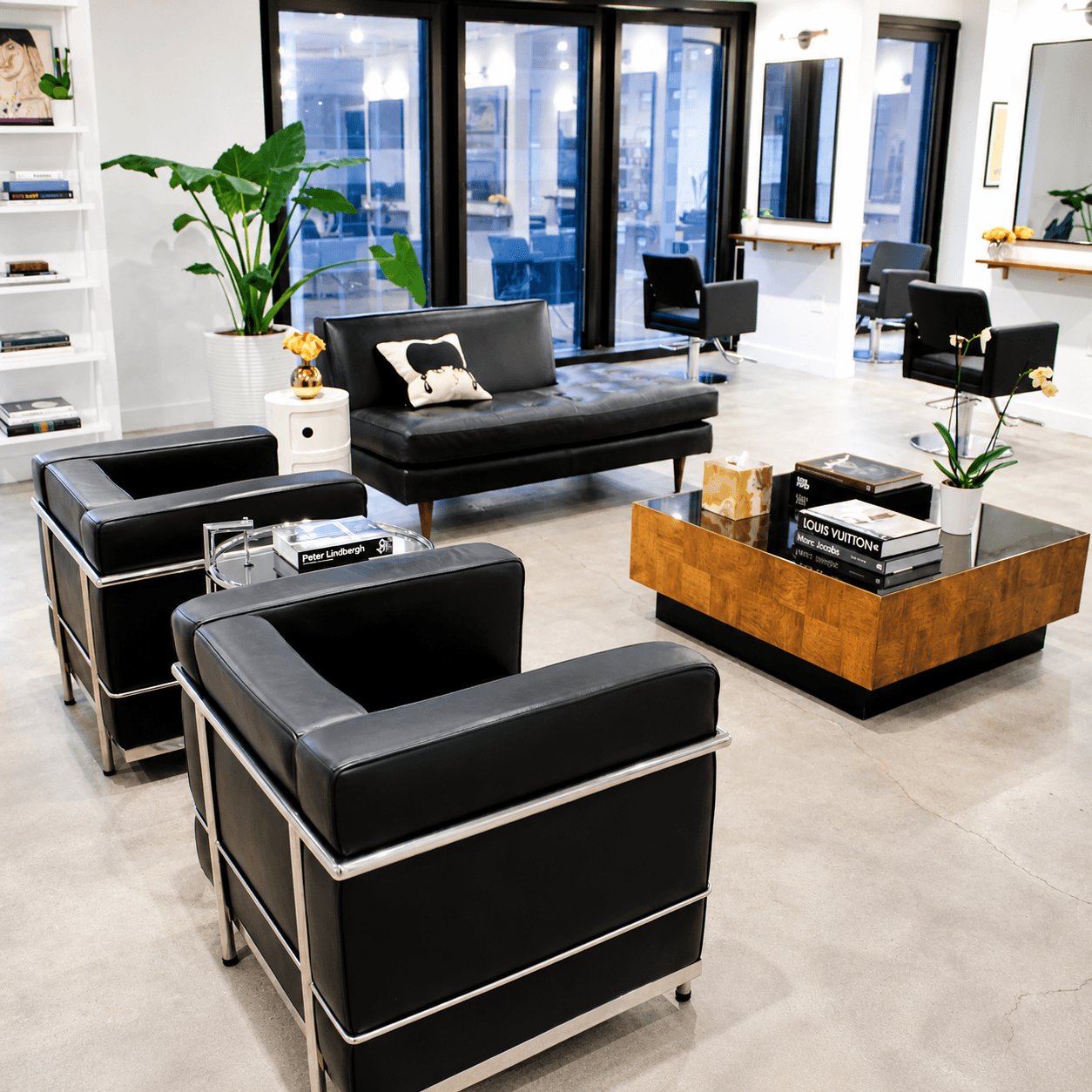 Headline: Luxury Salon Chair Rental in River North – 24/7 Access