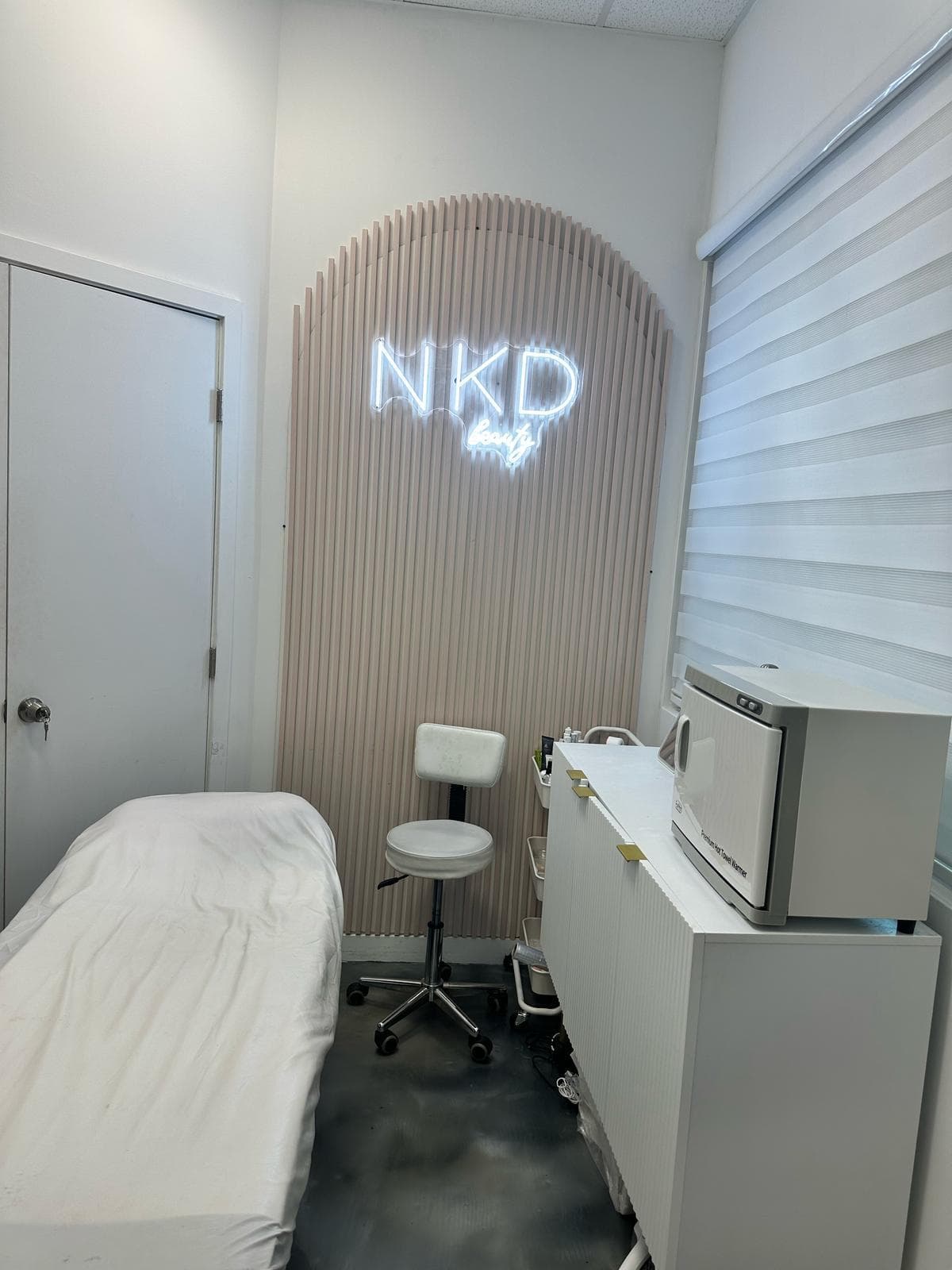Private Room / Chair Luxury Salon in Edgewtaer Miami 4