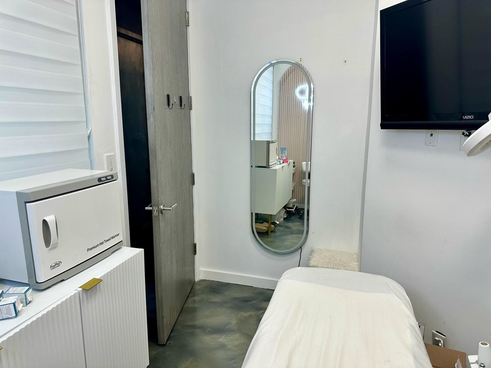 Private Room / Chair Luxury Salon in Edgewtaer Miami 5